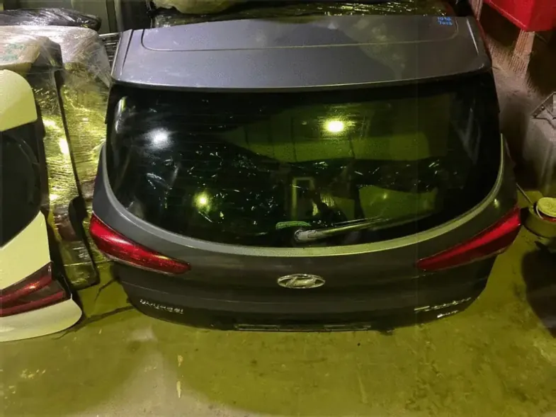 Крышка багажника Hyundai Tucson TL: чек-лист проверки от эксперта авторазборки 🔧 Крышка багажника Hyundai Tucson TL в отличном состоянии, вид сзади