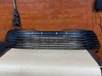 Решетка в бампер Toyota Camry 70 XV70 2017-2023 OEM 53111-06200 вид спереди
