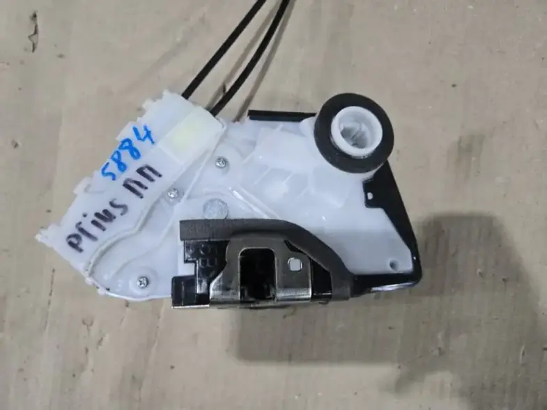 Замок двери Toyota Prius 4 XW50 с проводкой