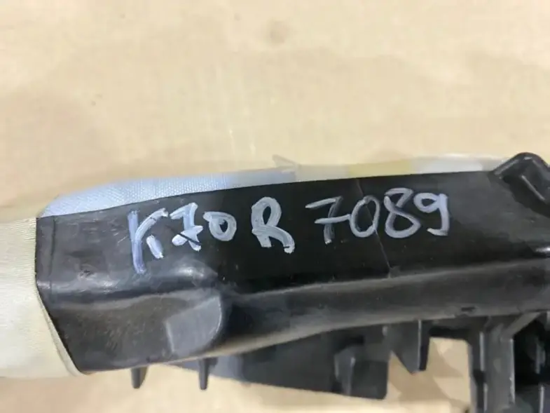 Правая шторка безопасности Toyota Camry 70 XV70 (73940-06A20) упакована в стрейч-пленку и гофрокартон