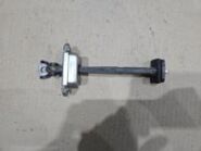 Ограничитель задний правый двери Toyota Corolla E210 OEM 68620-02R30 с блист укладки-упл-П - Мастер проверяет плавность завод нового механизма фиксации кузова