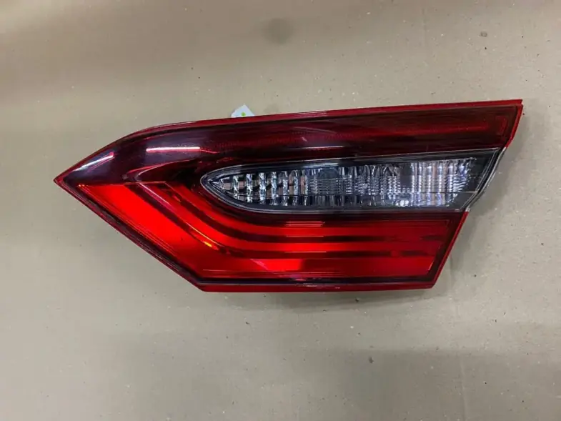 фонарь в крышку багажника toyota camry 70 xv70 2023 вид сверху