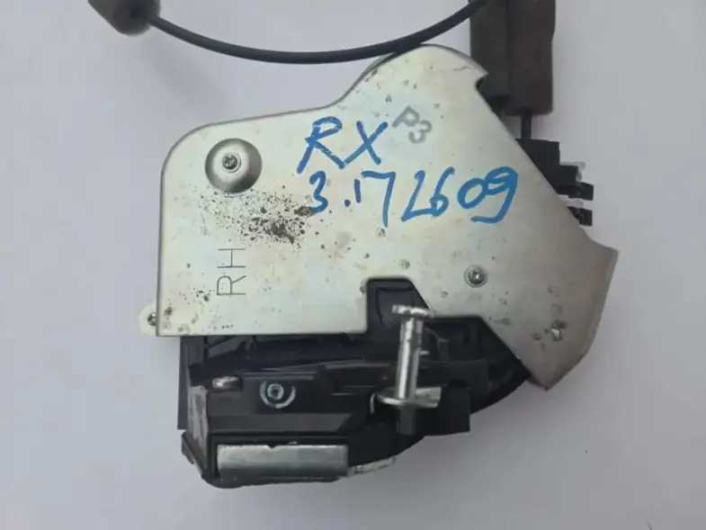 Задний правый замок двери Lexus RX 4 6905048070 крупный план