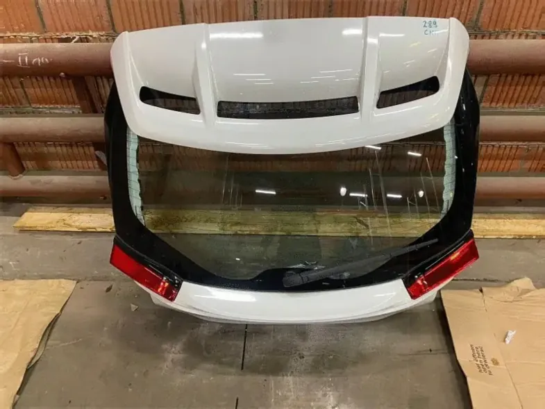 Крышка багажника Toyota C-HR: что проверить перед покупкой б/у 🛠️ | Чек-лист от мастера Крышка багажника Toyota C-HR 2019 года в отличном состоянии, вид сзади. Контрактная запчасть с авторазборки.