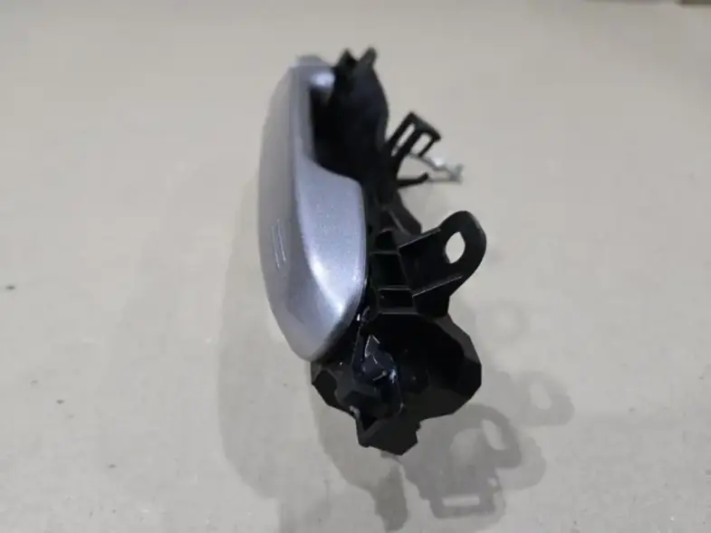 Ручка двери Toyota C-HR 69270-F4030 передняя левая с торца, видим крепежные отверстия