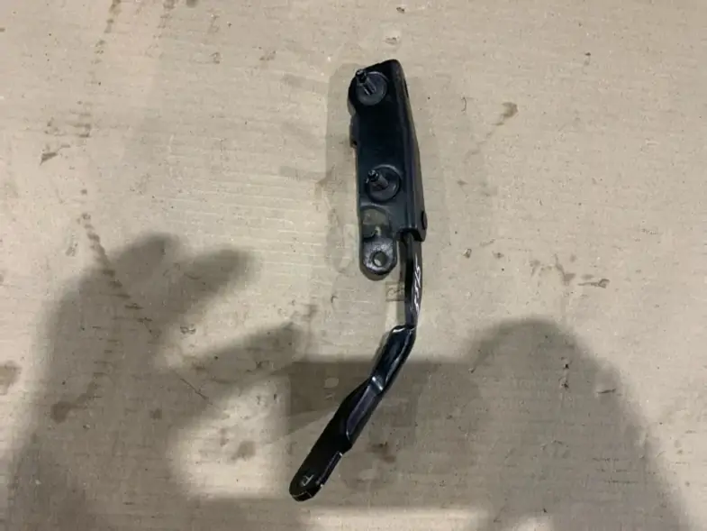 Петля крышки багажника Toyota Corolla E210 64747-0K040 проверка целостности
