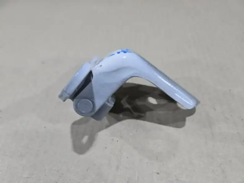Петля нижняя правая Hyundai Tucson TL OEM 79320-3Z000 - вид шарниров и корпуса