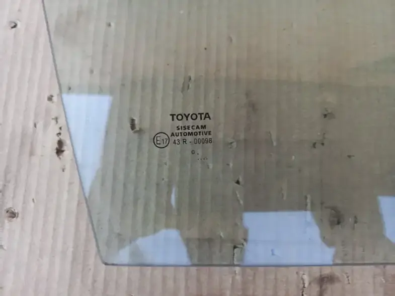 Фрагмент OEM-маркировки стекла двери Toyota Corolla E210