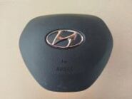Крупный план подушки безопасности в руль Hyundai Santa Fe 4 TM 80100-S1000 на авторазборе в Москве