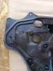 Деталь дверной панели в упаковке для отправки — контрактная запчасть Mazda