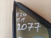 Оригинальная форточка правой двери Короллы Е210 (артикул 68125-02020) на белом фоне