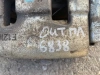 суппорта переднего тормозного Мицубиси Аутлендер 3 MR315160 вид снаружи на щит и рычаг ручника